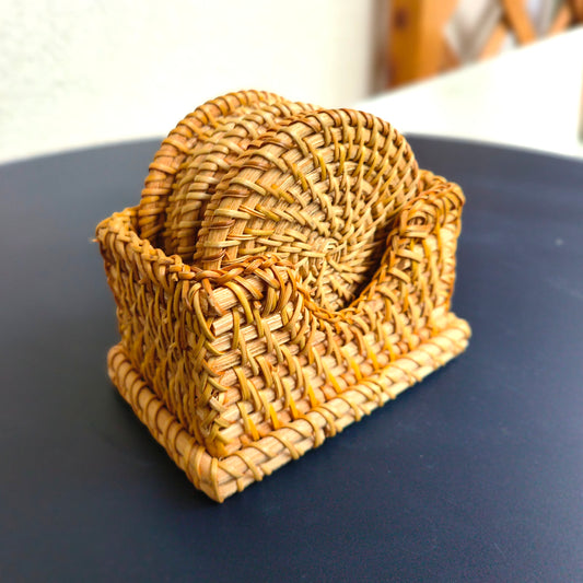 Set de 6 sous-verres en rotin tressé avec support – Ø 8 cm.
