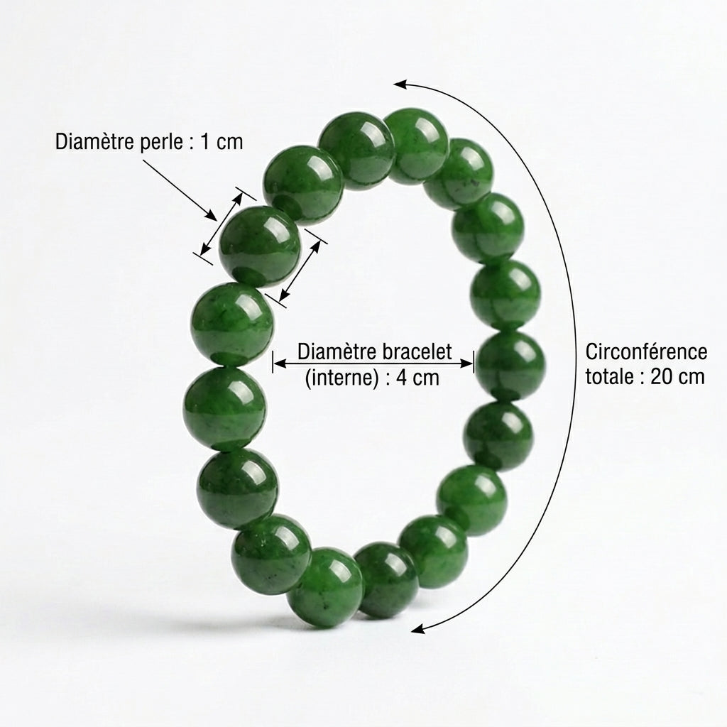 Bracelet circulaire en perles de jadéite naturelle sur fond blanc. Vue de profil montrant le polissage miroir.