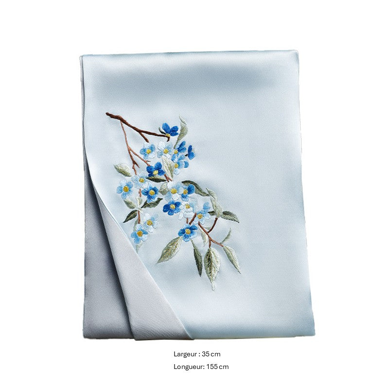 Echarpe en Soie Brodée - L'Atelier Wen