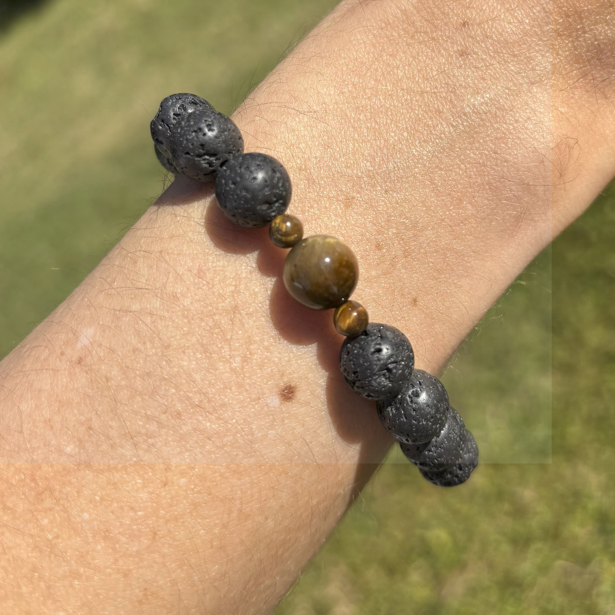 Bracelet en pierre de lave avec perle d’œil-de-tigre.