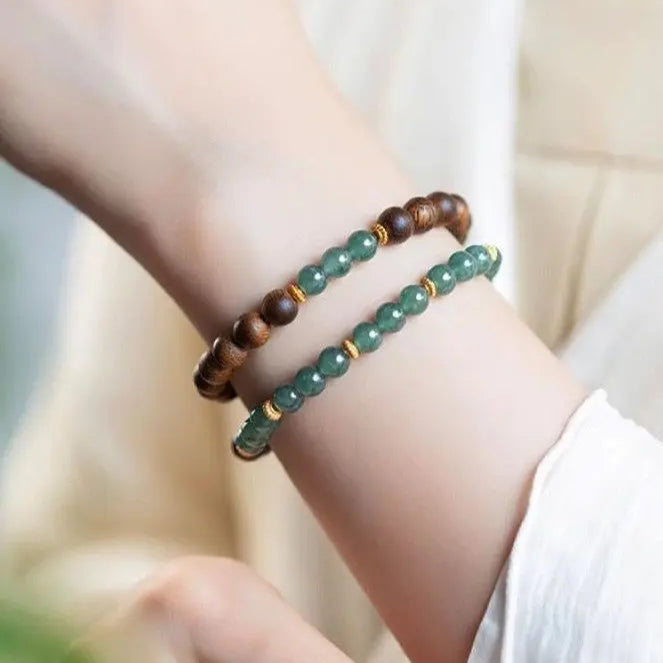 Bracelet double L'Atelier Wen en bois d’agar et perles vert jade, monté sur fil élastique, bijou artisanal aux finitions dorées inspiré de la tradition bouddhiste.